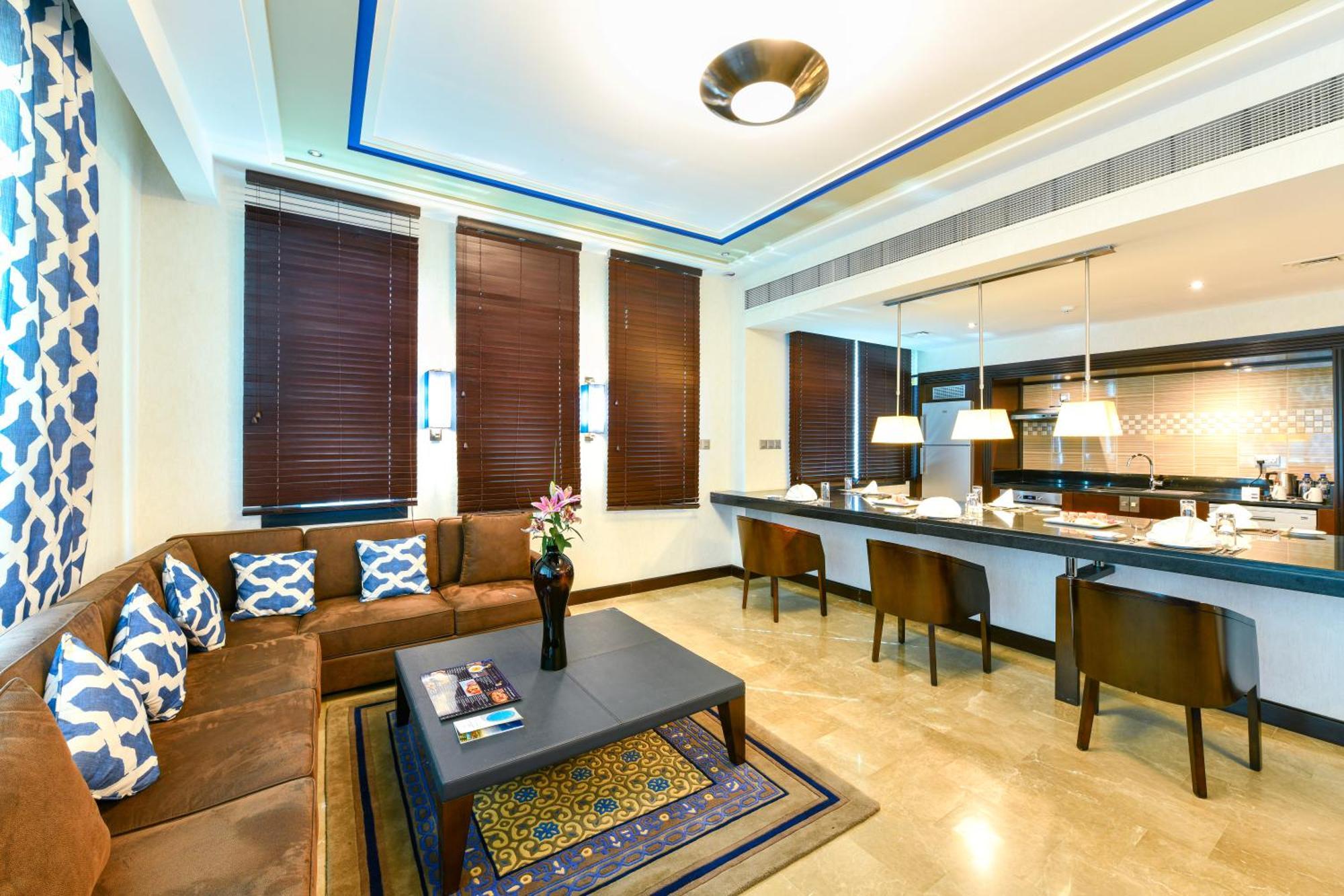 Retaj Salwa Resort & Spa Al Rayyan Dış mekan fotoğraf A suite at the hotel
