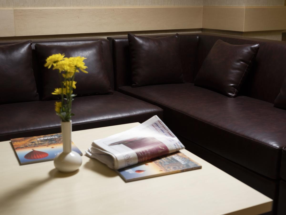 Retaj Salwa Resort & Spa Al Rayyan Dış mekan fotoğraf A leather sofa