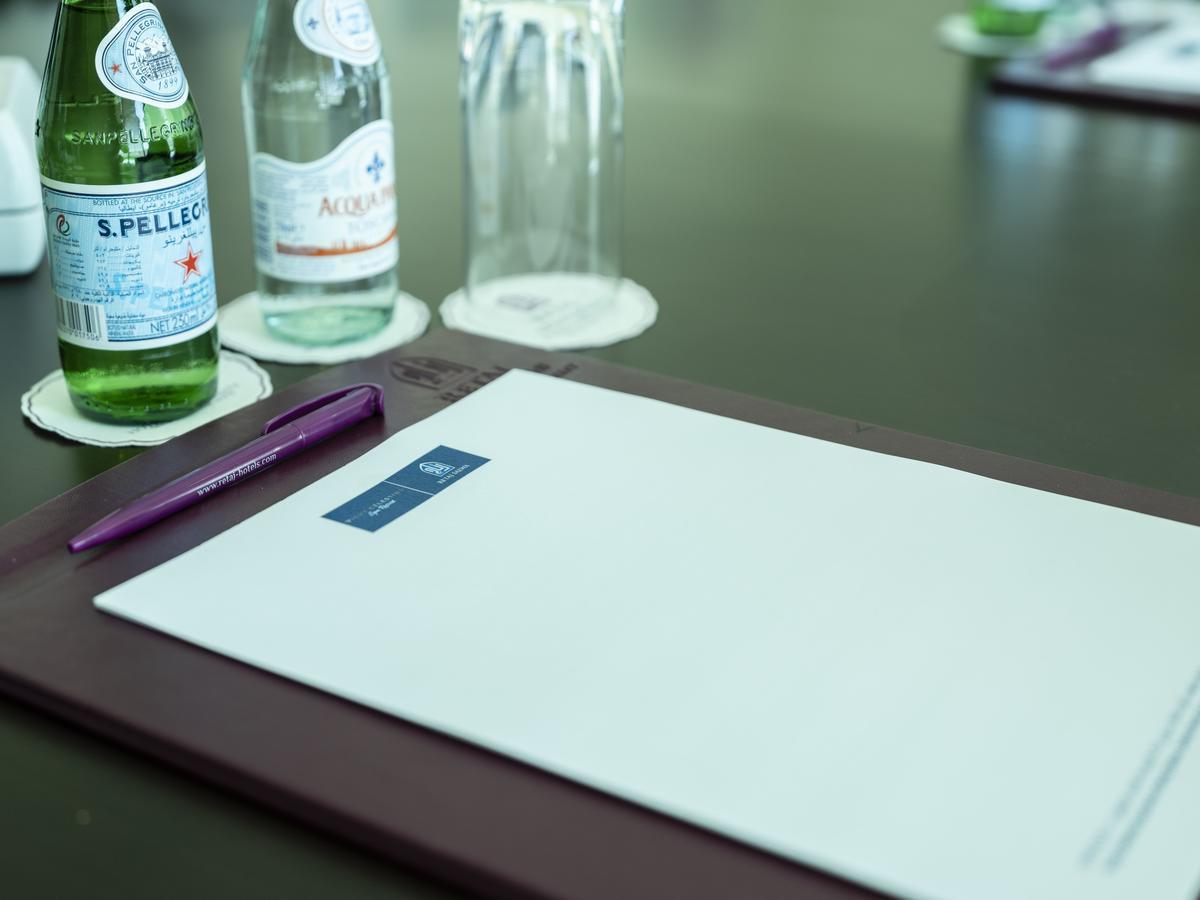 Retaj Salwa Resort & Spa Al Rayyan Dış mekan fotoğraf A meeting folder