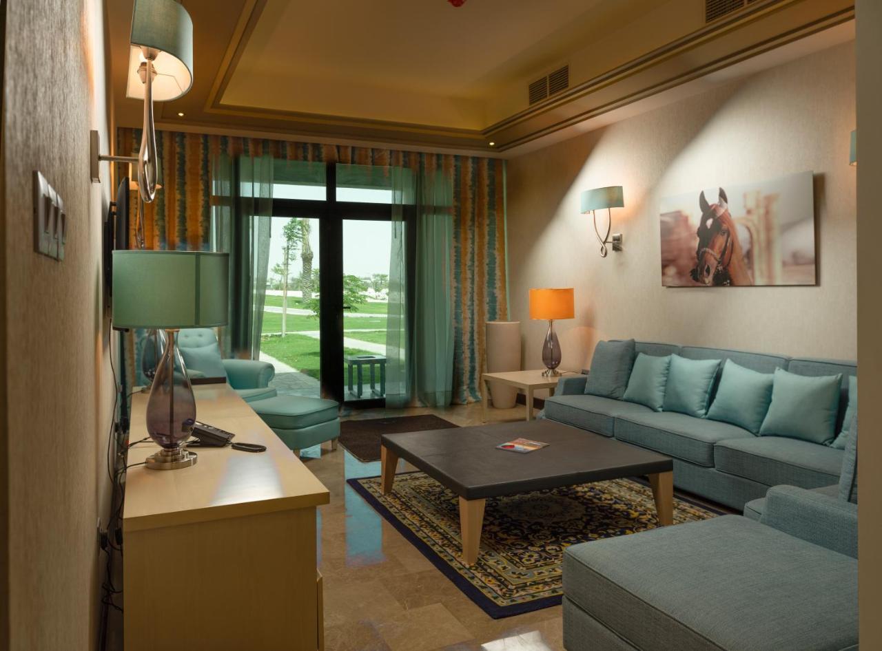 Retaj Salwa Resort & Spa Al Rayyan Dış mekan fotoğraf A living room in a suite at the Ritz-Carlton, Dubai